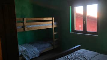 Una habitación con literas y ventana con vistas.