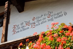 Eine Wand mit Text in einer verzierten Schrift, möglicherweise ein Schild oder eine Plakette.