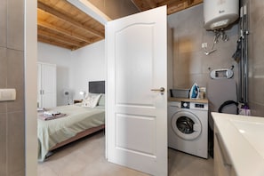 Ein Schlafzimmer mit einem Bett, einem Nachttisch und einem Beistelltisch.