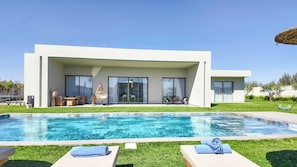 A modern house with a swimming pool, outdoor seating, and a large window. - Villa Koeur - Private pool & garden not overlooked (Marrakech)
