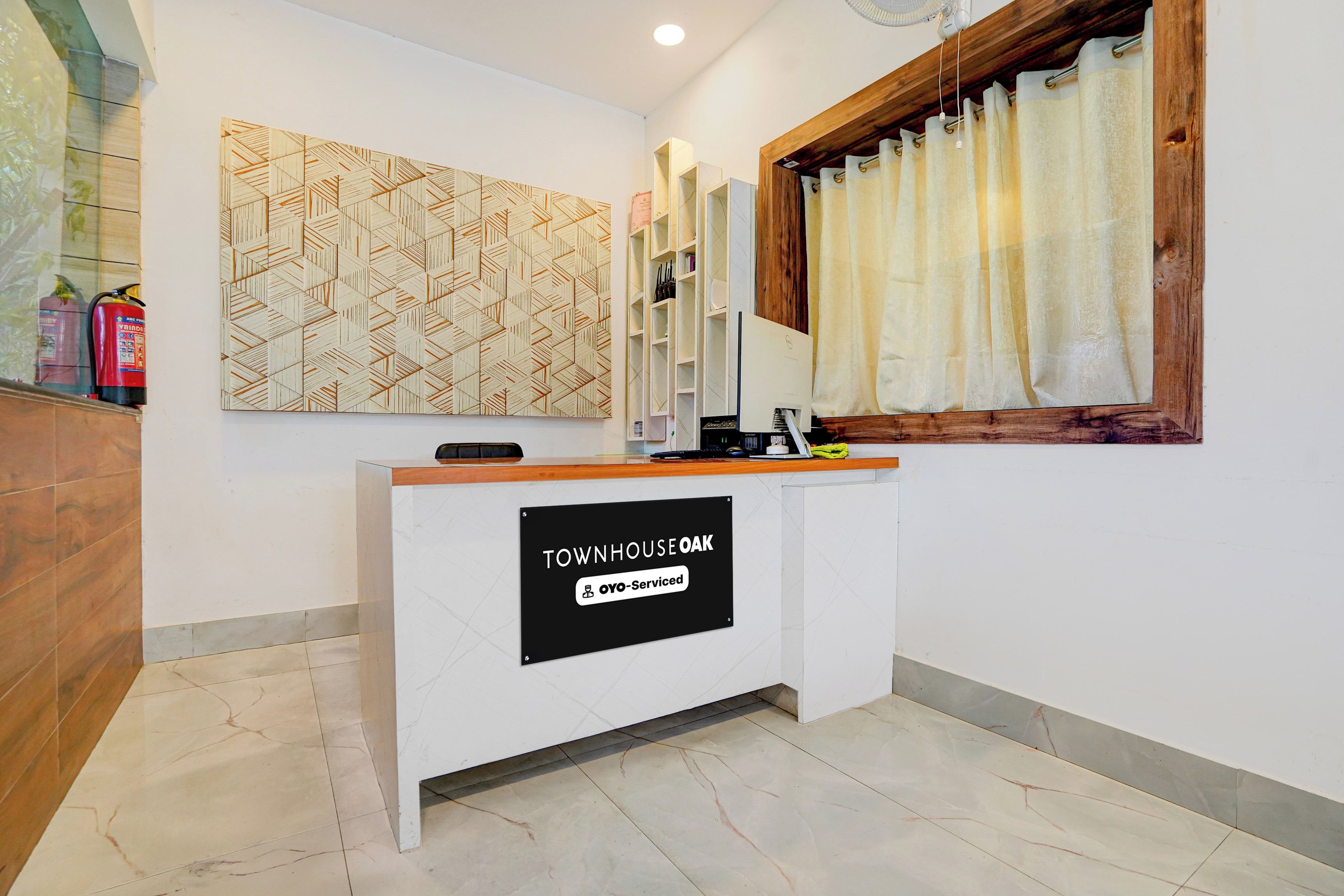 Una recepción con un cartel que indica que el servicio es proporcionado por OYO.