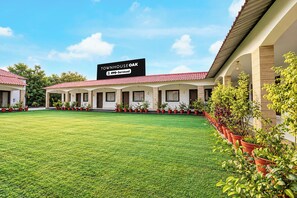 A courtyard with a sign for 'Townhouse Oak' and 'Oyo-Serviced' accommodation. - Townhouse Oak Rapti Riverview Formerly (Gorakhpur)