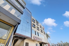 Un edificio de varios pisos con fachada moderna, que combina elementos de vidrio y metal.