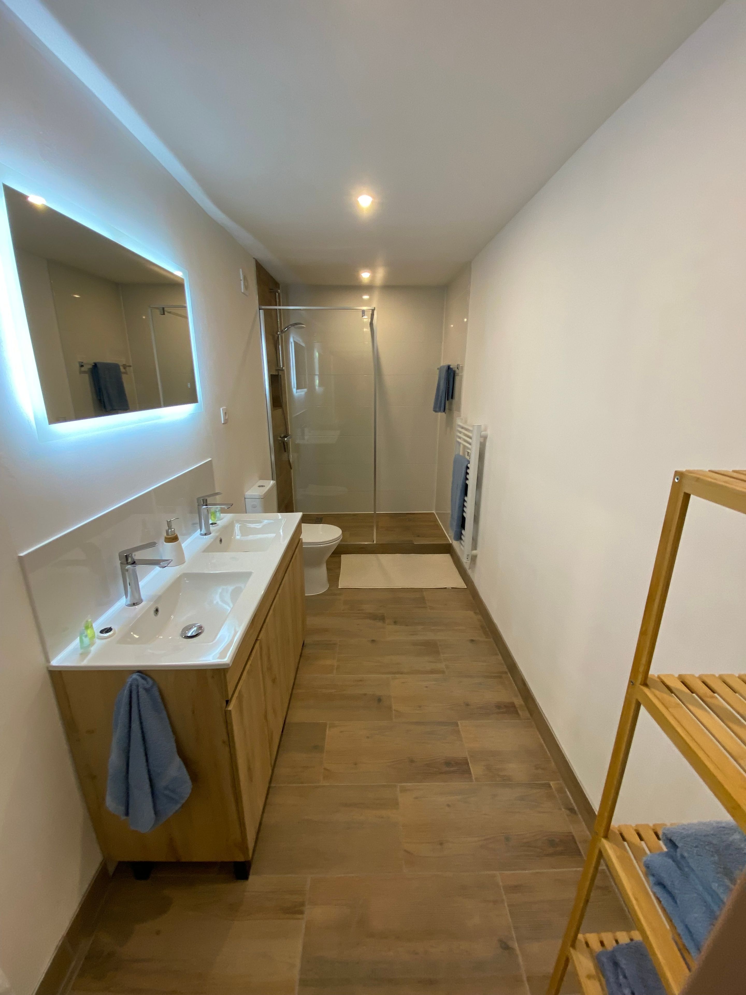 Een kleine badkamer met een douche, toilet en wastafel.