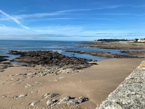 A rocky beach with clear skies. - Beachfront studio in a gated community, direct beach access, private parking (La Turballe)