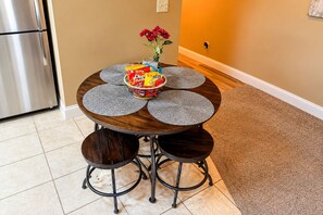 Dining - Condo 5 Min to Pigeon Forge,Dollywood,In/Out Pools (Pigeon Forge)
