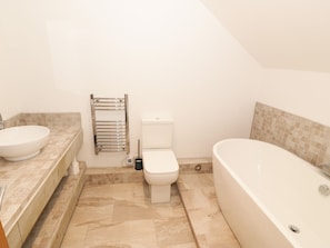 Ein Badezimmer mit Badewanne, Toilette und Waschbecken.