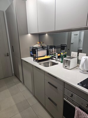Private kitchen - Executive Deluxe Studio Apartment In Rosebank (Johannesburg)