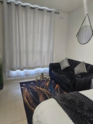 Living area - Executive Deluxe Studio Apartment In Rosebank (Johannesburg)