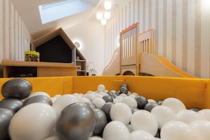 A playroom with a ball pit, a slide, and a lofted seating area. - Spacious 5-bedroom house with jacuzzi, sauna and pool (Mielno)
