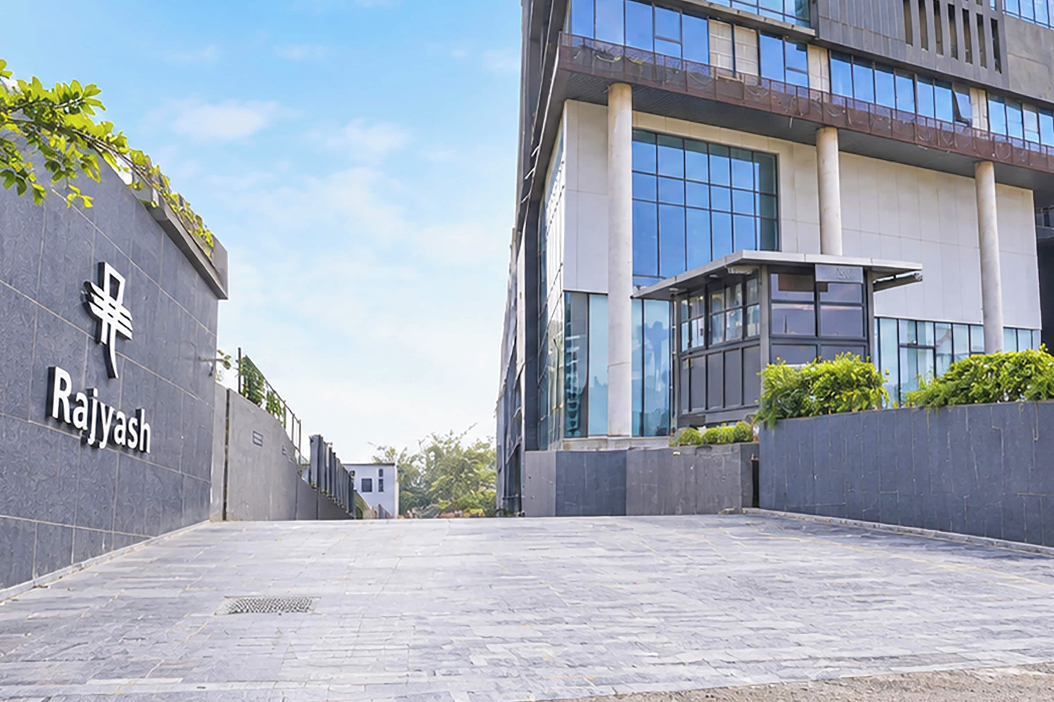 Un bâtiment moderne avec une enseigne indiquant « Rajyash » sur le côté gauche.