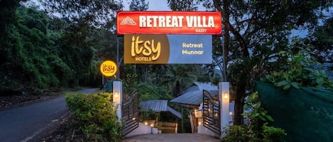 A sign for Retreat Villa at itsy hotels, indicating a retreat location.