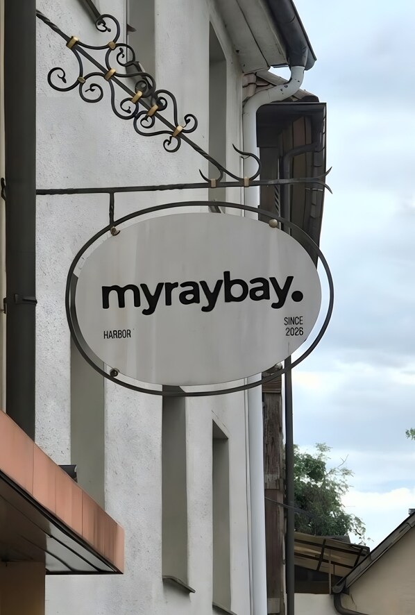 Un bâtiment sur lequel on peut lire l’inscription suivante : « myraybay. PORT DEPUIS 2026. »