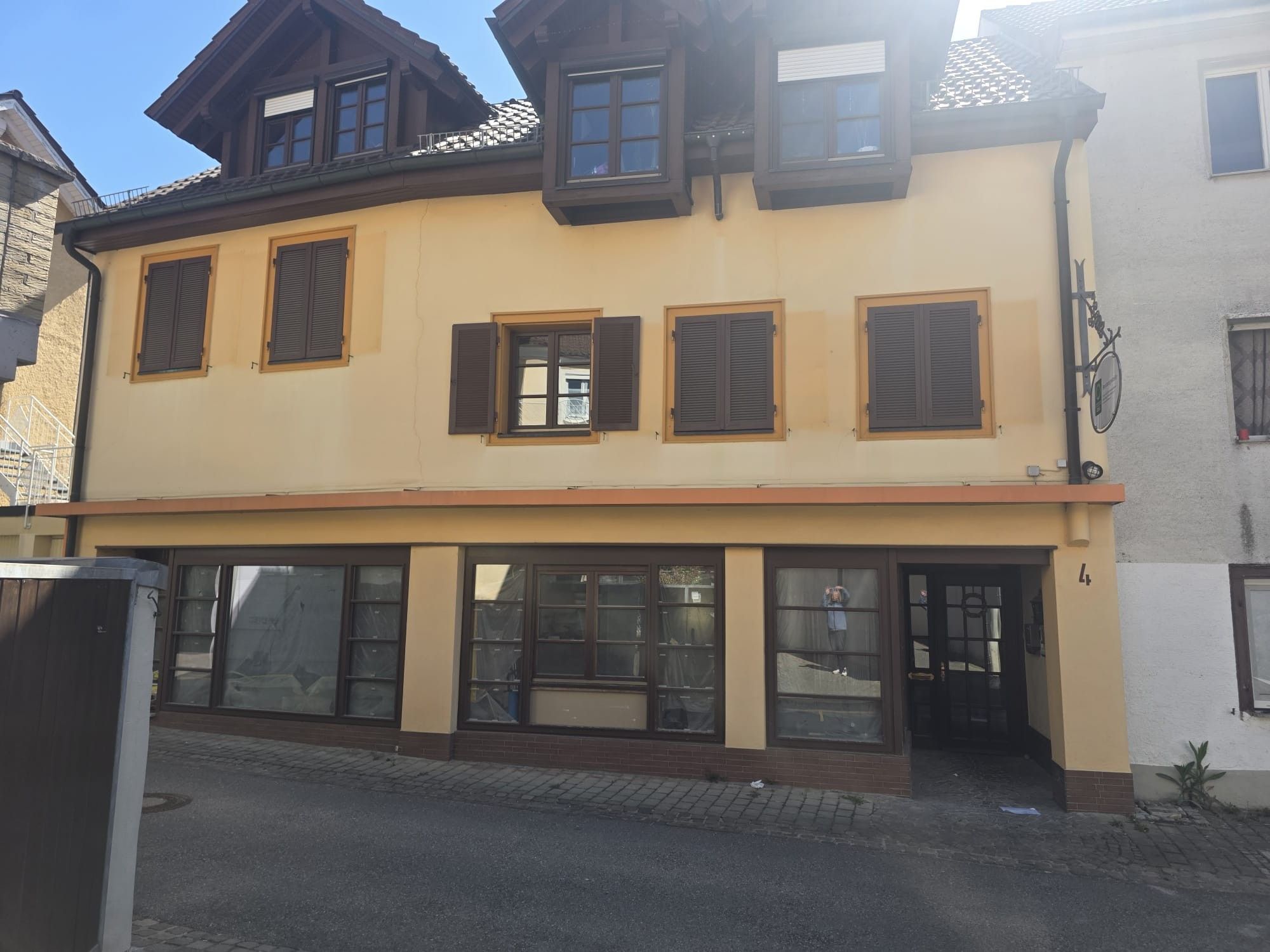Ein zweistöckiges Gebäude mit vielen Fenstern und einem flachen Dach.