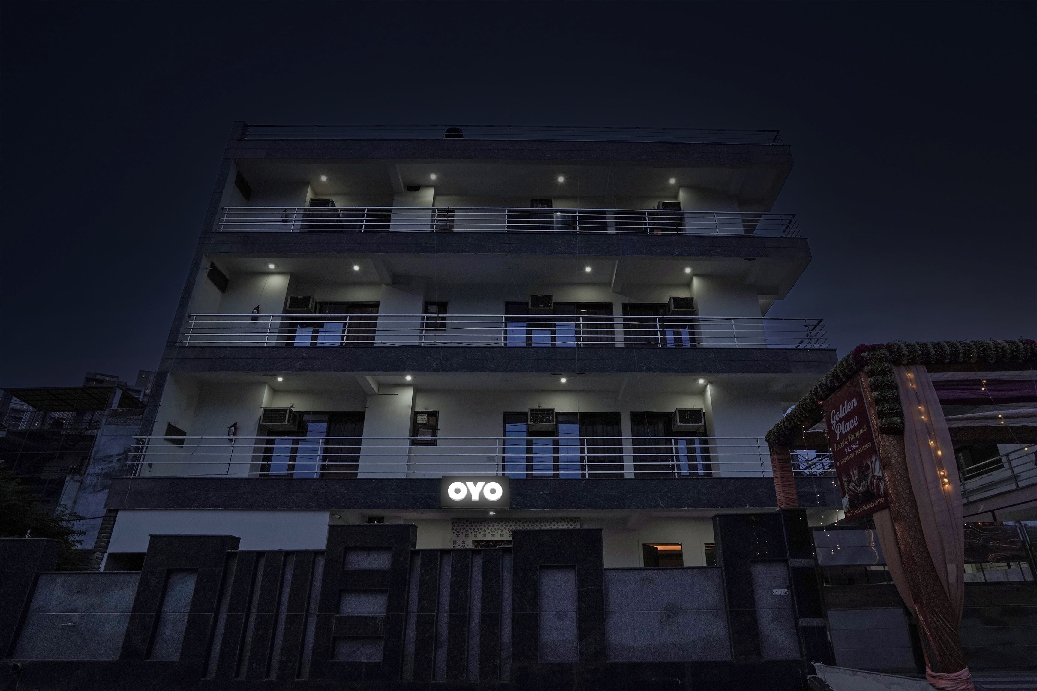Un immeuble à plusieurs étages, doté de balcons et d’une enseigne sur laquelle on peut lire « OYO ».