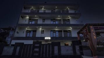 Un immeuble à plusieurs étages, doté de balcons et d’une enseigne sur laquelle on peut lire « OYO ».