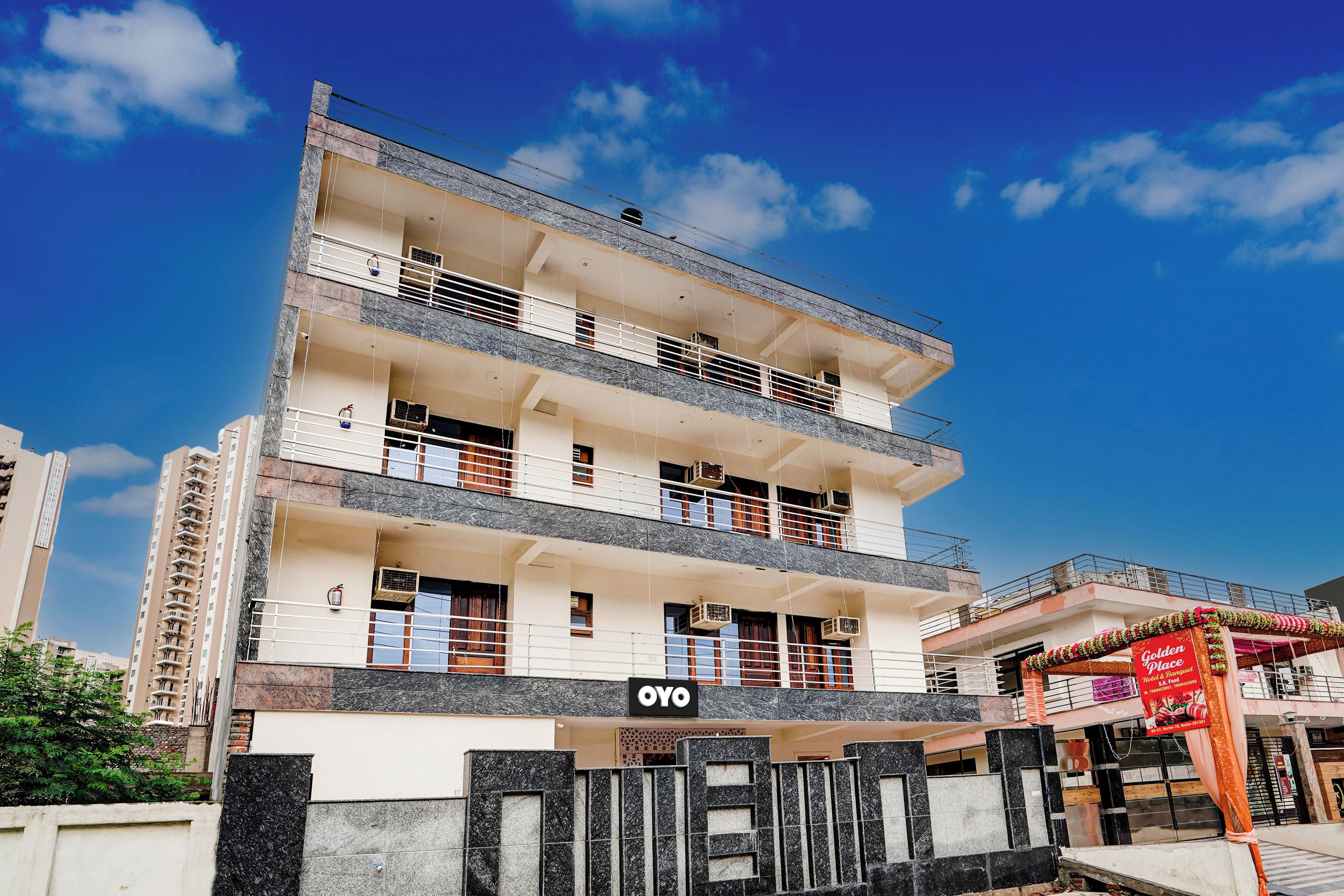 Un hotel de varios pisos con un cartel que indica la marca 'OYO'.