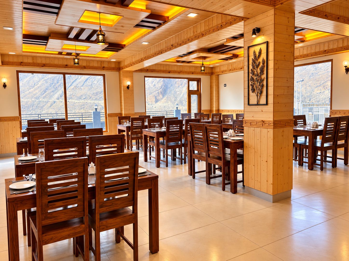 Un comedor amplio con mesas y sillas de madera, ventanas grandes con vistas a la montaña y un diseño de techo cálido.