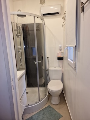 Bathroom - Vrbo Property (Nanterre)