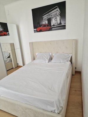 Room - Vrbo Property (Nanterre)
