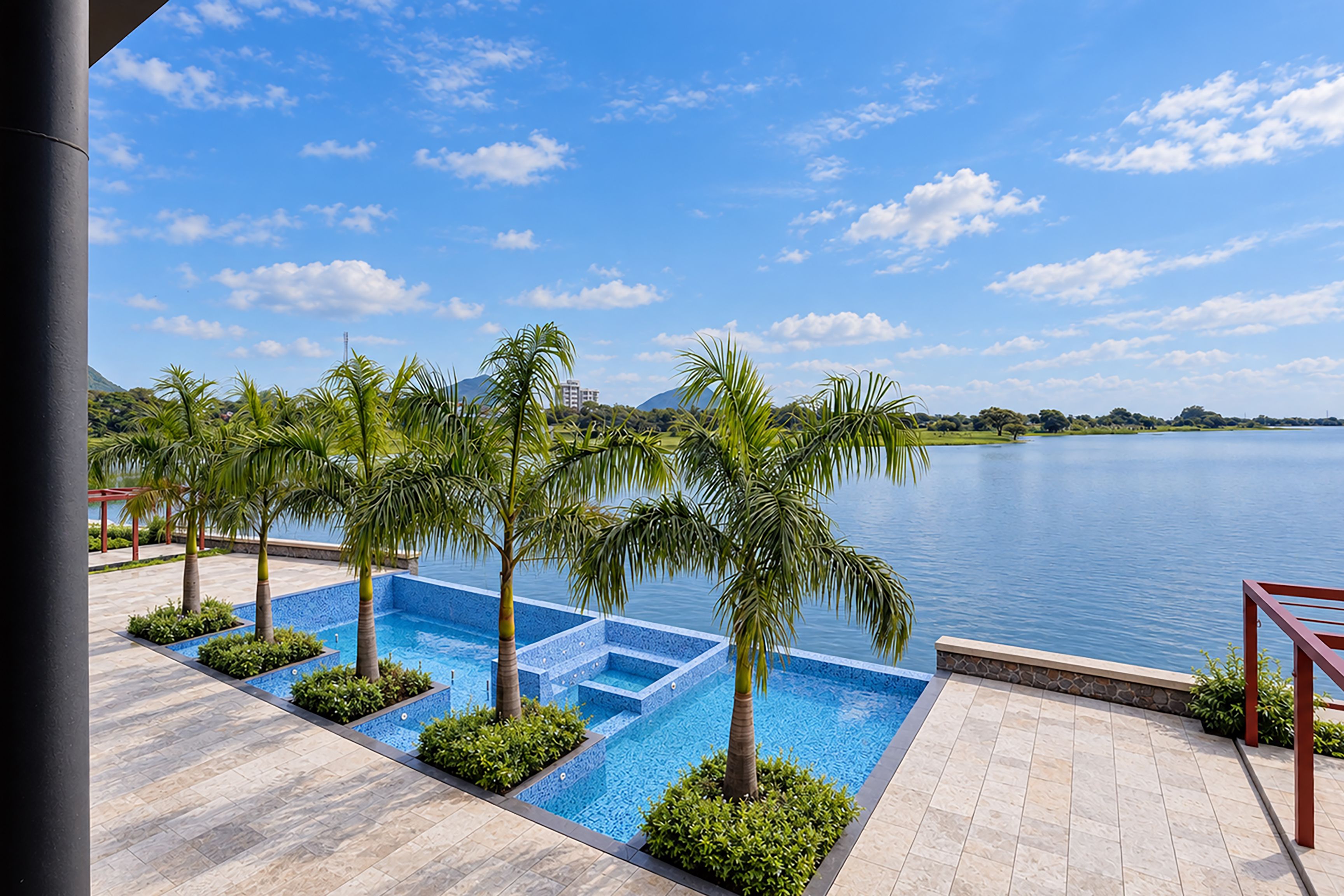 Una piscina con palmeras y vistas a un lago.
