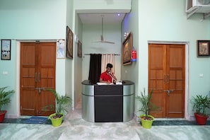 Lobby - Collection-O Sara Grand Near Ram (Lucknow)