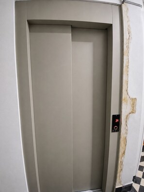 Ein Aufzug mit einer digitalen Anzeige, die die Zahl 31 zeigt.