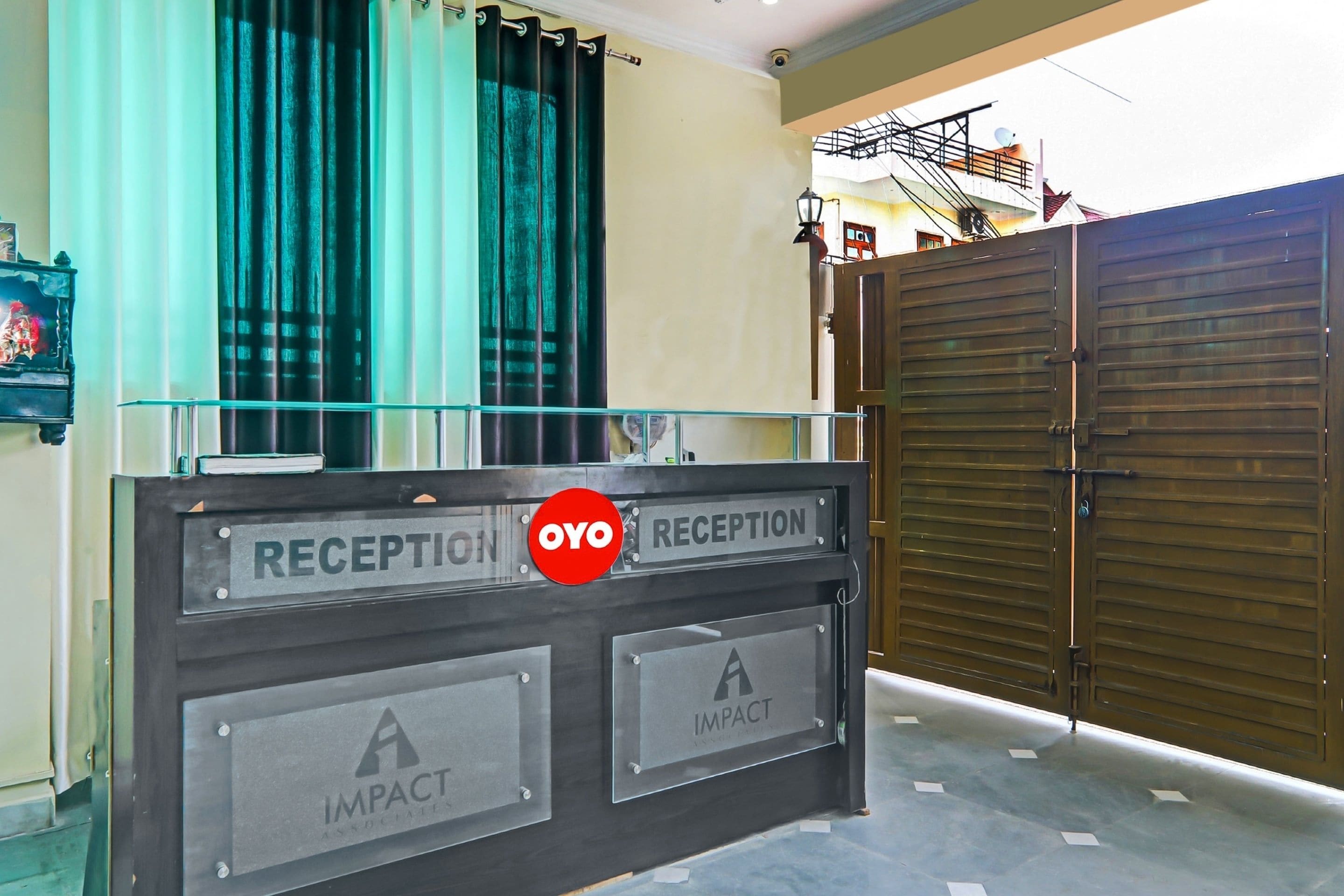 Un mostrador de recepción con un cartel que dice 'RECEPTION' y 'OYO RECEPTION'.