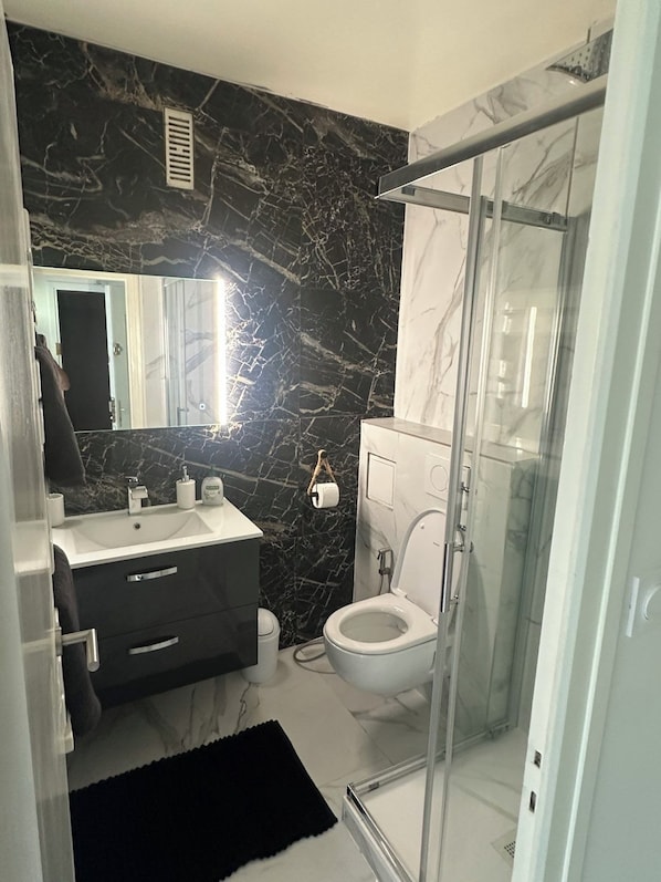 Bathroom - Vrbo Property (Lyon)