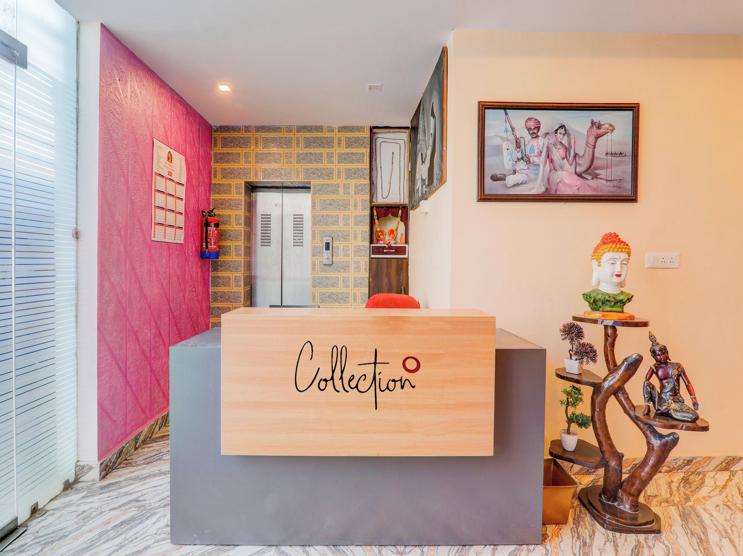 Un mostrador de recepción con un letrero que dice 'Collection'.