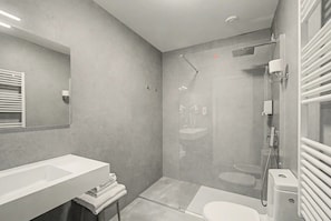 A modern bathroom with a glass-enclosed shower, a white sink, and a toilet. - Room 'Camera Matrimoniale Standard' with Wi-Fi and Air Conditioning (Dolo)