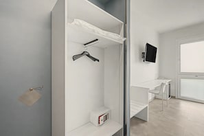 Interior - Room 'Camera Matrimoniale Standard' with Wi-Fi and Air Conditioning (Dolo)