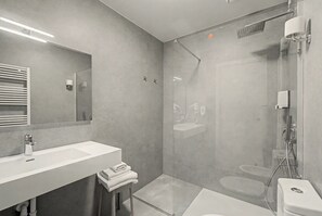 A modern bathroom with a large mirror, a sink, and a shower area. - Room 'Camera Matrimoniale Standard' with Wi-Fi and Air Conditioning (Dolo)