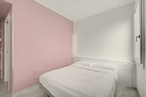 A bedroom with a bed, a door, and a wall with a switch. - Room 'Camera Matrimoniale Standard' with Wi-Fi and Air Conditioning (Dolo)