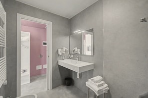 Bathroom - Room 'Camera Matrimoniale Standard' with Wi-Fi and Air Conditioning (Dolo)