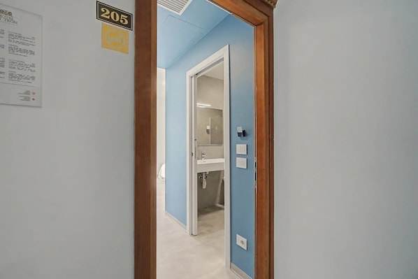 Bathroom - Room 'Camera Matrimoniale Standard' with Wi-Fi and Air Conditioning (Dolo)