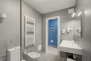Bathroom - Room 'Camera Matrimoniale Standard' with Wi-Fi and Air Conditioning (Dolo)