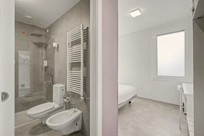 Bathroom - Room 'Camera Matrimoniale Standard' with Wi-Fi and Air Conditioning (Dolo)