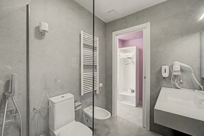 Bathroom - Room 'Camera Matrimoniale Standard' with Wi-Fi and Air Conditioning (Dolo)