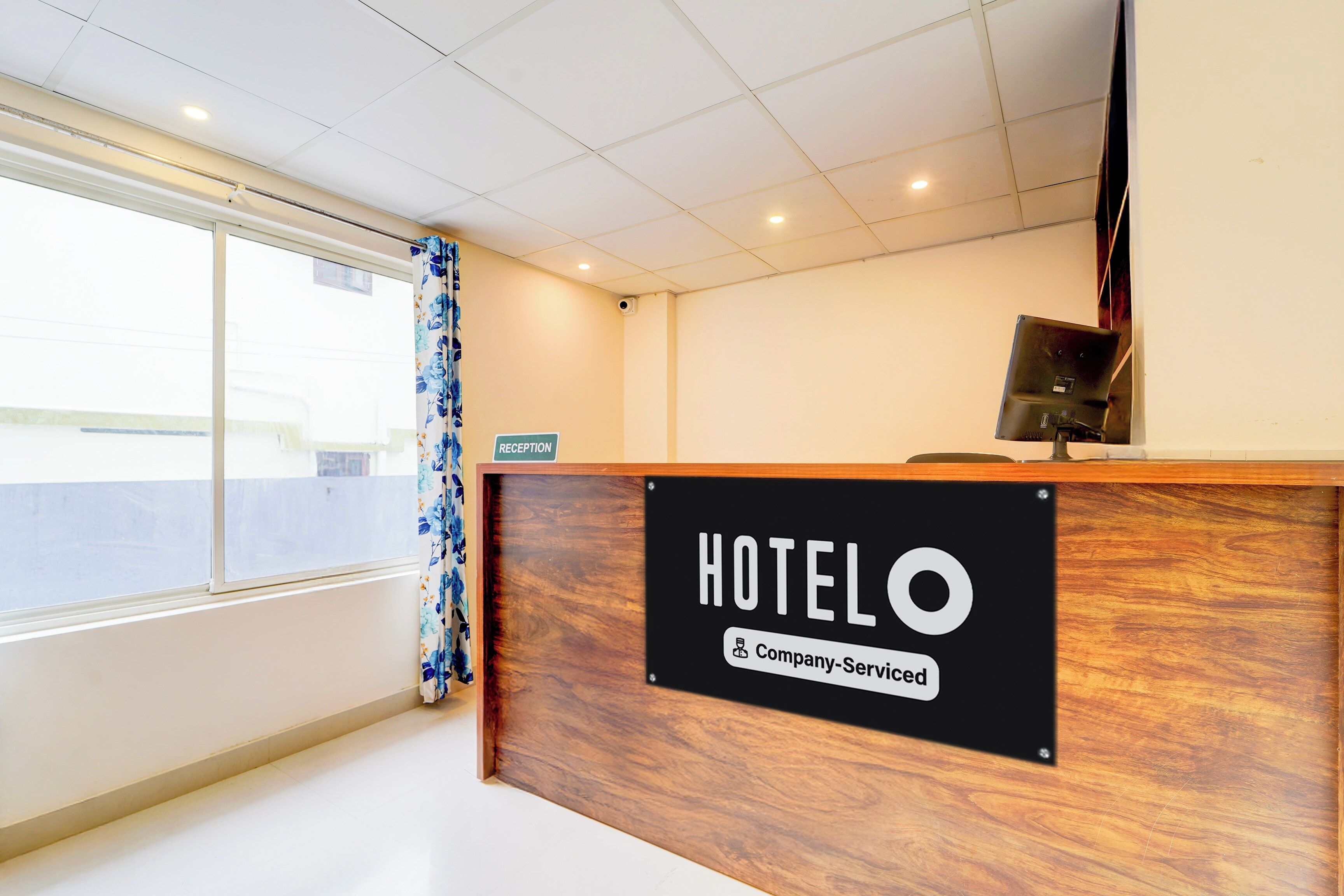 En hotellreception med en skylt som visar att hotellet tillhandahålls som en tjänst för företagskunder.