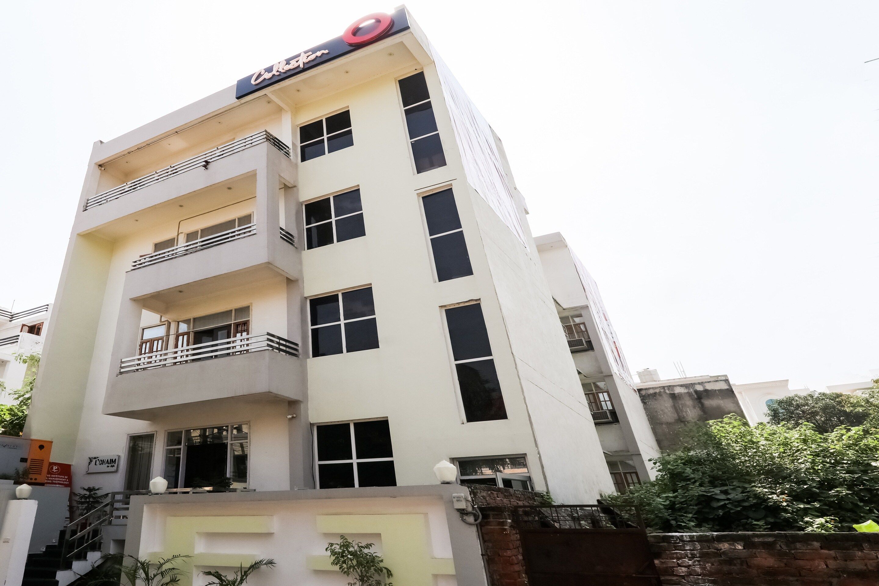 Un edificio de varios pisos con un letrero que dice 'Café'.