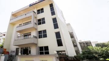 Un edificio de varios pisos con un letrero que dice 'Café'.