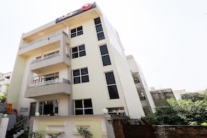 Un edificio de varios pisos con un letrero que dice 'Café'.