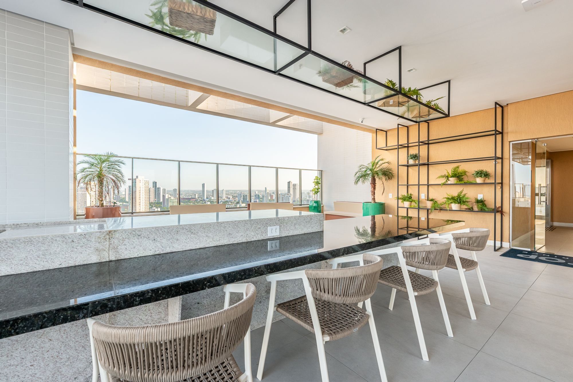 Un interior moderno con balcón, zona de estar y vistas a la ciudad.