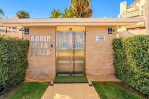 Ein Gebäudeeingang mit einer Doppeltür, einem Schild mit der Aufschrift 'BAHIA DE LA PLATA' und einem Schild, das 'ZUGANG VERBOTEN' besagt.