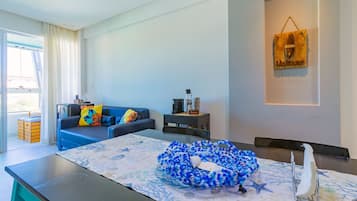 Ein modernes Wohnzimmer mit einer Couch, einem Couchtisch und einem dekorativen Wandbild.