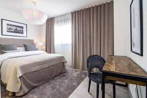 A hotel room with a bed, a desk, a chair, a lamp, and a window with curtains. - INf42M- Modern city apartment, families only (Estepona)