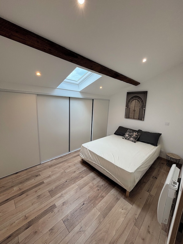 Room - Vrbo Property (Givors)