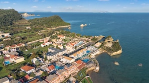 An aerial view of a coastal town with buildings, a beach, and a clear view of the sea. - Apartment 'Angel' with Sea View, Wi-Fi and Air Conditioning (Σιδάρι)