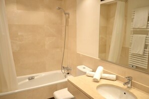 A bathroom with a bathtub, a sink, a toilet, and a mirror. - RSH14A - Penthouse with terrace and hot tub (Estepona)